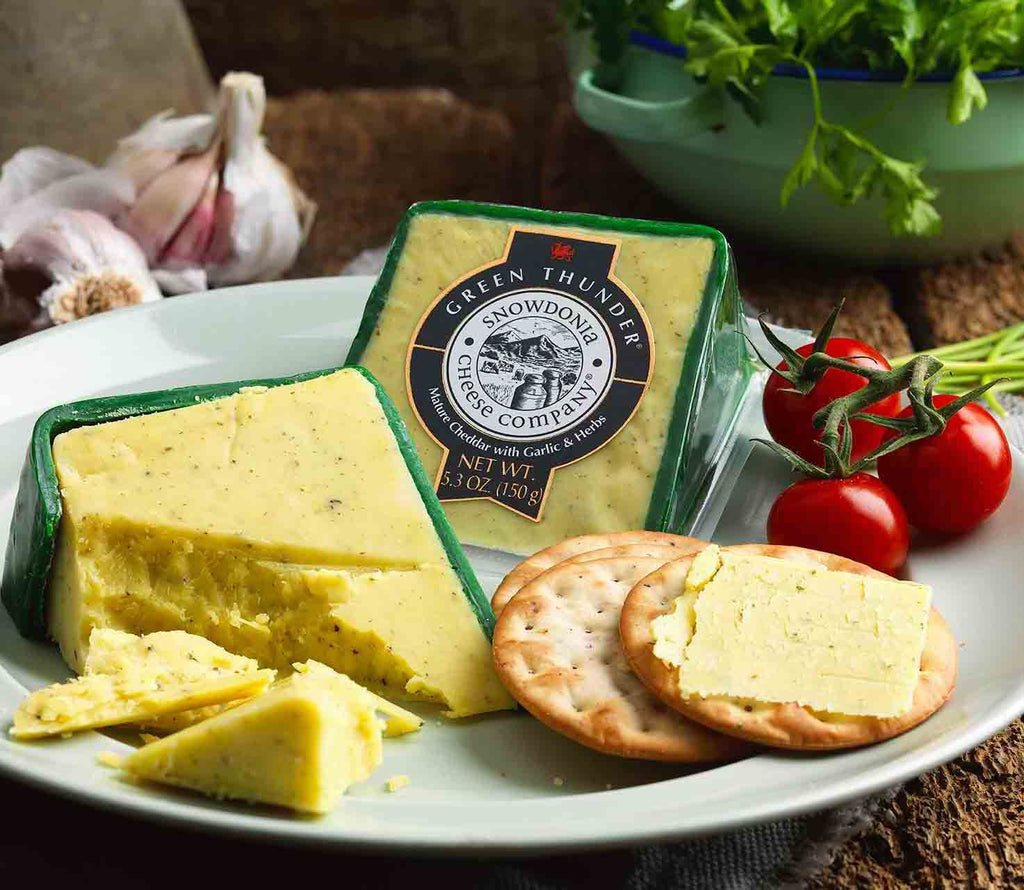 SNOWDONIA - GREEN THUNDER WELSH CHEDDAR CHEESE WITH ROASTED GARLIC & HERBS 200g